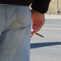 Тихушничает