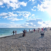 Прямо в глаза.