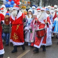 Поток Дедов Морозов и Снегурочек
