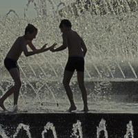 Мальчишки в фонтане