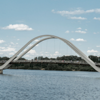 Пешеходный мост в виде волны