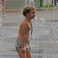 Девочка в фонтане