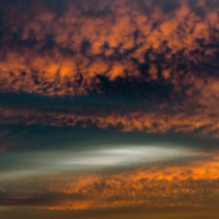 с облаками на рассвете...