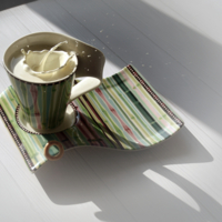 Падение сушек в молоко и мимо