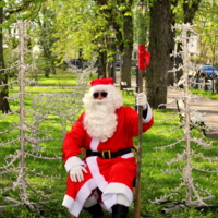 Белая отделка на красном халате Санта Клауса.