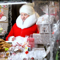 Белый воротник на красном пальто.