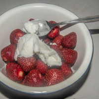 мороженое с клубникой