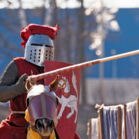 Про белую лошадь, что-то шепчущую другой...