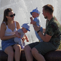 Семья у фонтана