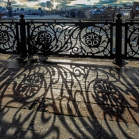 В упорной схватке свет и тень ...