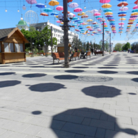 И асфальт разукрасился...