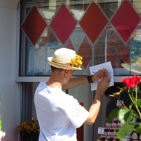 Мужчина с цветком