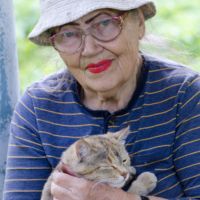 С кошкой и в панамке