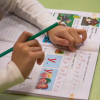 Переживает