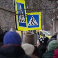 Полна улица людей