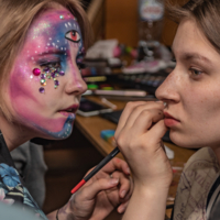 Мы на зависть всем буржуям макияж себе рисуем