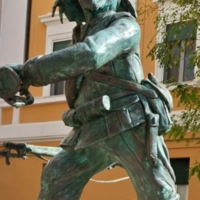 Каменное изваяние с характером.