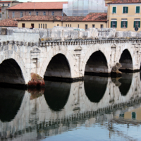 Кольцевая иллюзия арок древнего моста