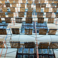 В рабочий полдень.