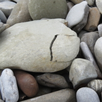 Камень с трещиной