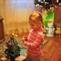 Внучка наряжает ёлку