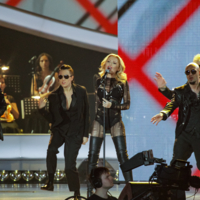 Дырка на дырке...