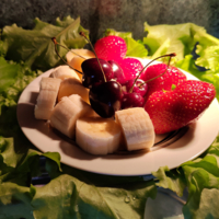 Фруктовый салат в листьях салата