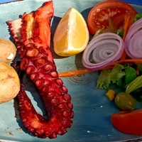 Овощной салат с осьминогом и картошкой.