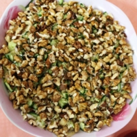 Салат из курицы с грецкими орехами.