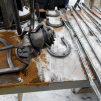 Витрина кузнеца с подковами на счастье