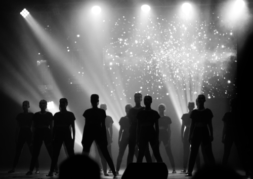 В лучах софитов