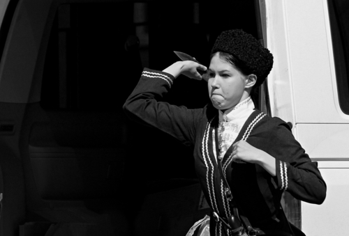 коня на скаку остановит и ножичек метко метнёт