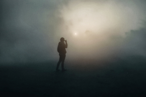 Снимающий в дыму