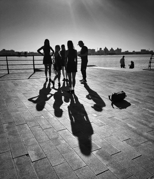 Тень повторяет каждый шаг